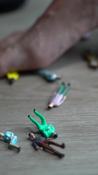 Bước vào những người nhỏ bé với chiếc quần trần của tôi