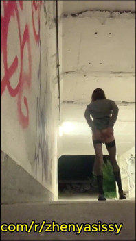 Transvestite sissy-schlampe im freien