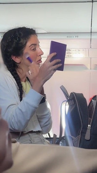 Polla pública en avión - chica me llevó a corrida en 2 minutos