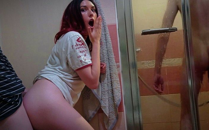 SweetAndFlow: Vrouw bedriegt haar man terwijl hij onder de douche ligt.
