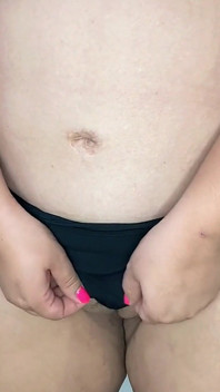 거대한 둥근 엉덩이의 새엄마가 곡선을 뽐 내다