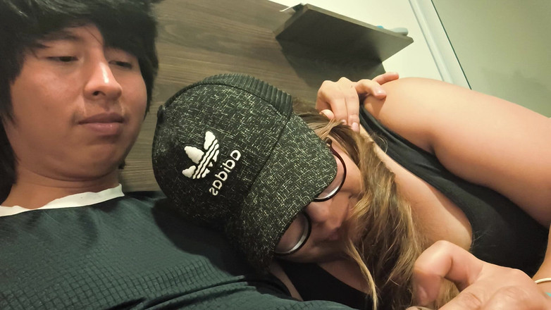 Moo DBOXXX: मैं और अकेली मम्मी बिस्तर में एक साथ, वह उतरना चाहती है और मेरा सारा दूध मुझसे निकालना चाहती है