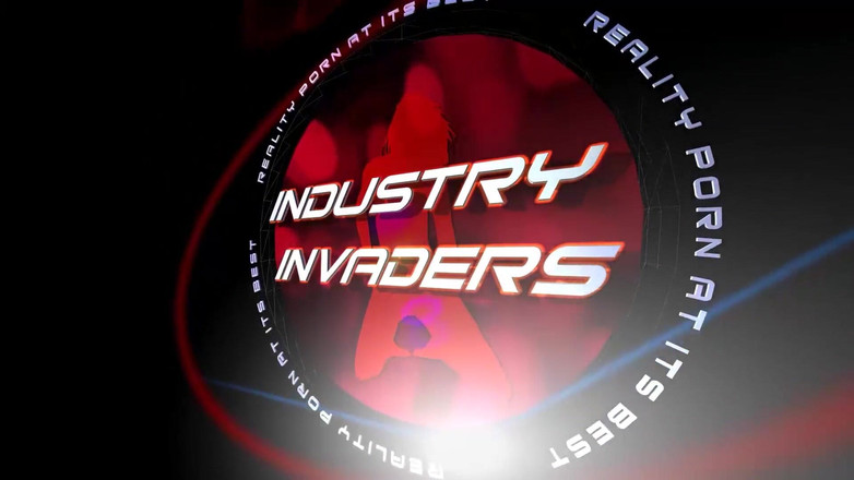 Naked Hustlers: Bà nội trợ tuyệt vọng
