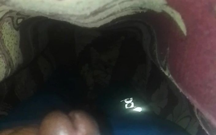 Deshi Indian boy: Indický chlapec masturbuje pod dekou