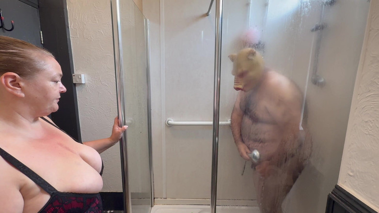 Aaexperiencesltd: Domina satana und satanas piggy in der dusche.