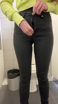 Kompilasi gadis kulit hitam dengan celana jins kurus kencing di toilet umum!