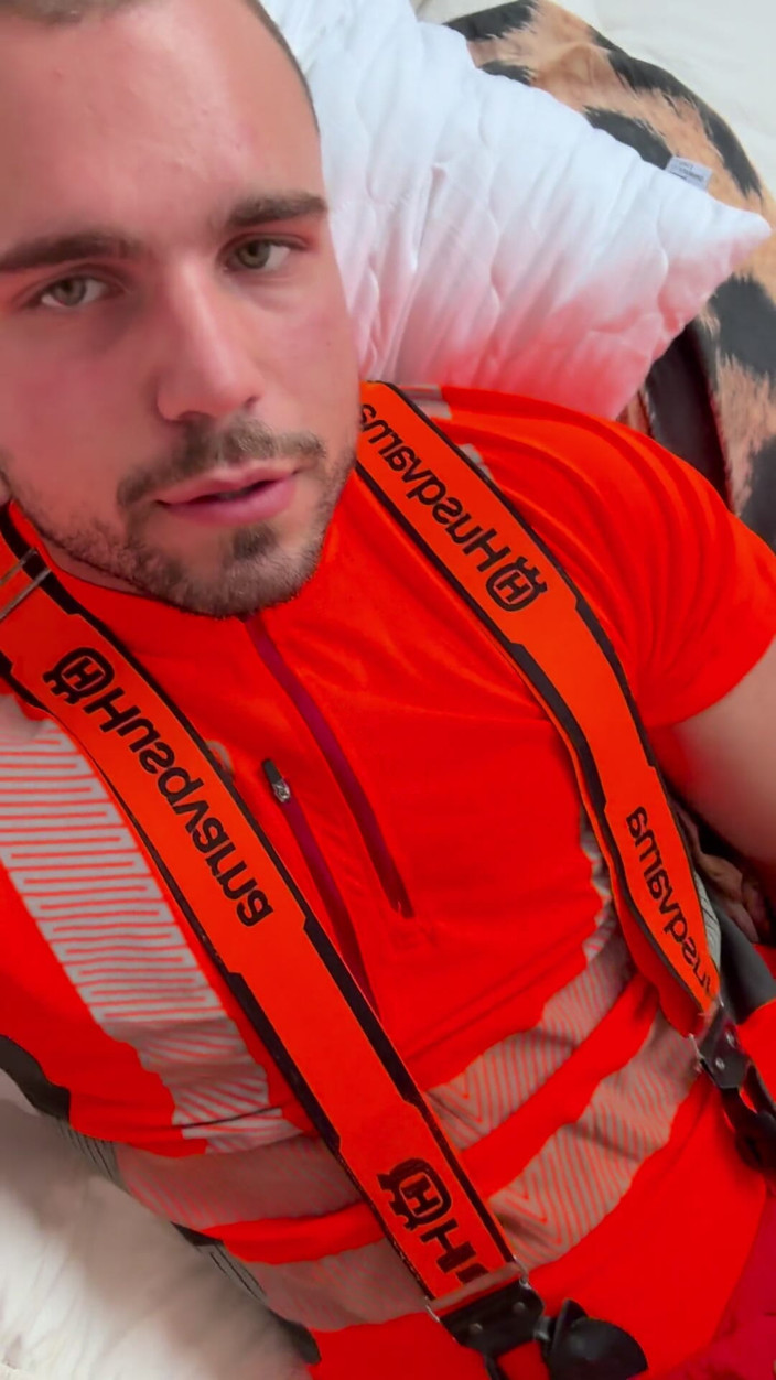 Tyler Blake: Tyler Blake runkar av i Hivis timmerjack arbetskläder - muskelflexer &amp;explosivt spermasprut