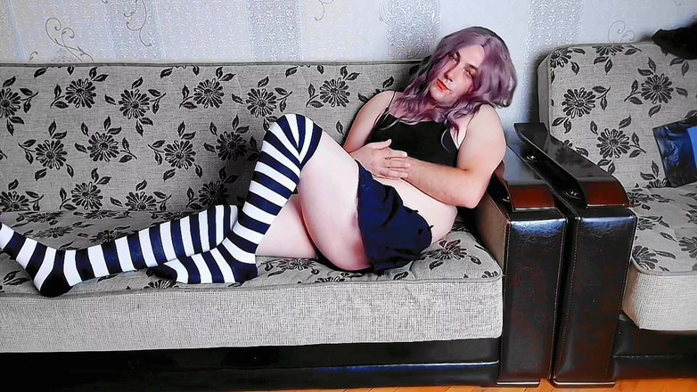 Kitty_Cross: Deslumbrante transsexual apoiando-se no banco do parque de madeira