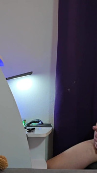Nadržený chlap s velkým čůrákem - ranní masturbace, hlasitý orgasmus a masivní výstřik