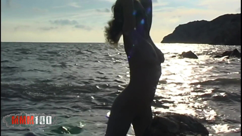 MMM100: Val Photo Session sul mare con Val, una libertina francese