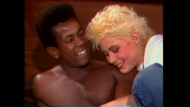 Black Sinner: Blonďatá nadržená MILF saje velkého černého tvrdého ptáka, než se ošuká