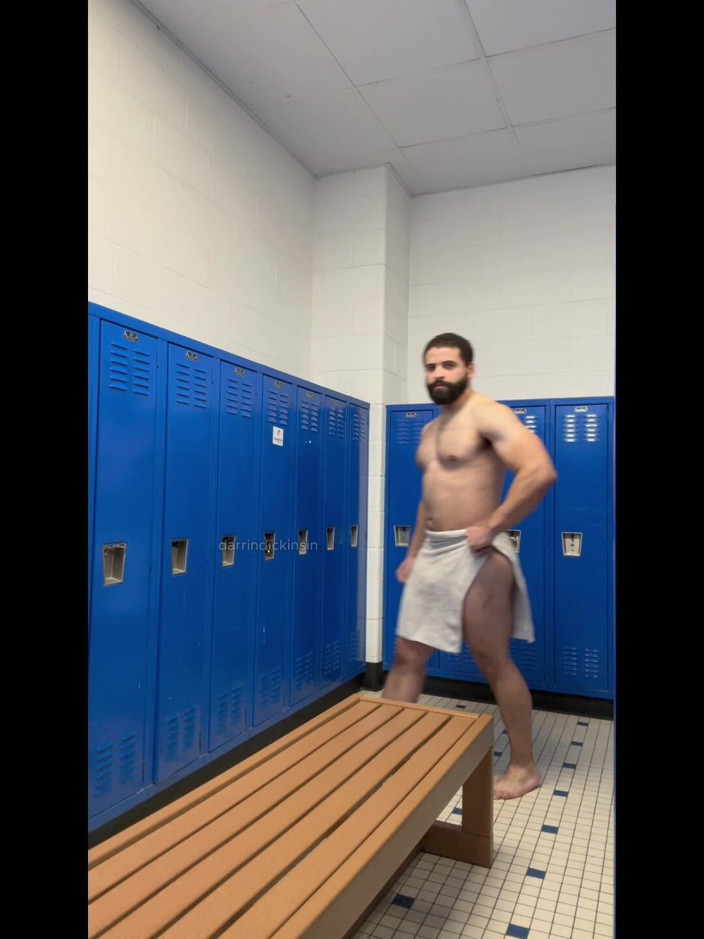 mascbeef95: Un mec musclé dans les vestiaires