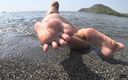 Nylondeluxe: Gioco bagnato a piedi nudi su una spiaggia