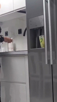 Stiefmoeder kwam vast te zitten en stiefzoon profiteerde ruw van haar ondanks haar bezwaren