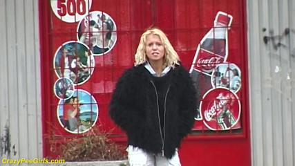 Crazy pee girls: Junges mädchen pisst auf der straße