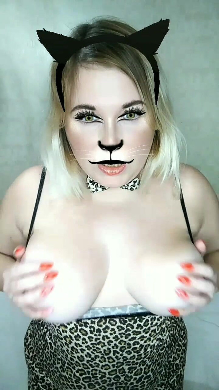 Whitekitten: Máy bay bà già mũm mĩm trong trang phục mèo...