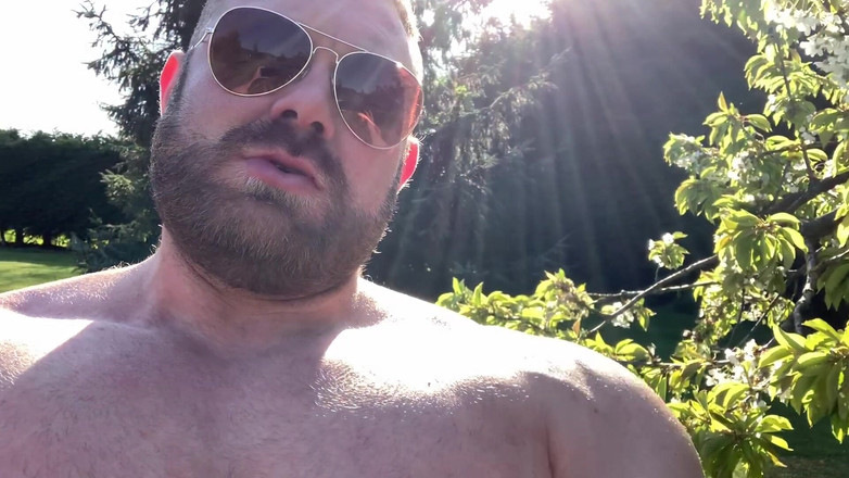 Jack stacked: 夏の暑さの中で屋外で葉巻を吸う