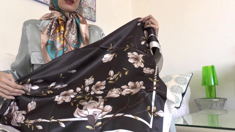 Lady Victoria Valente: Le nuove sciarpe di raso della tua matrigna Ti accendono!...