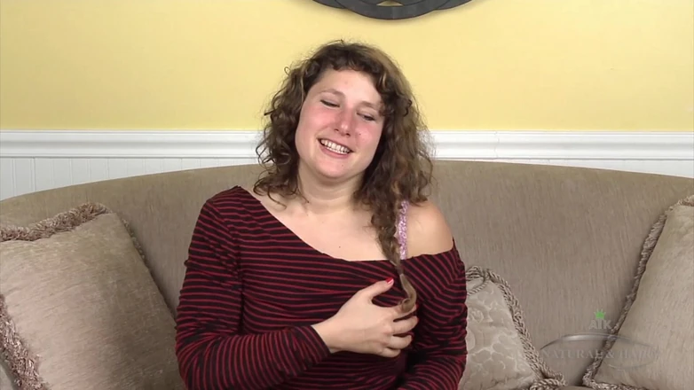 ATK Hairy: Felicia plaudert in diesem Interview von der lockigen und behaarten...