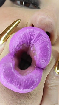 Bibir bimbo bimbo bikin kamu crot di bantal kontolnya yang mengkilap