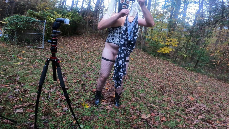 Jon Screcrow: Tetek palsu gergasi Crossdresser Berjalan Di Dalam Hutan Di Sebalik...