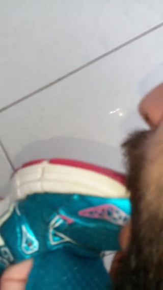 Sneakerfetish_BR: Tenisky šukají Asics v koupelně