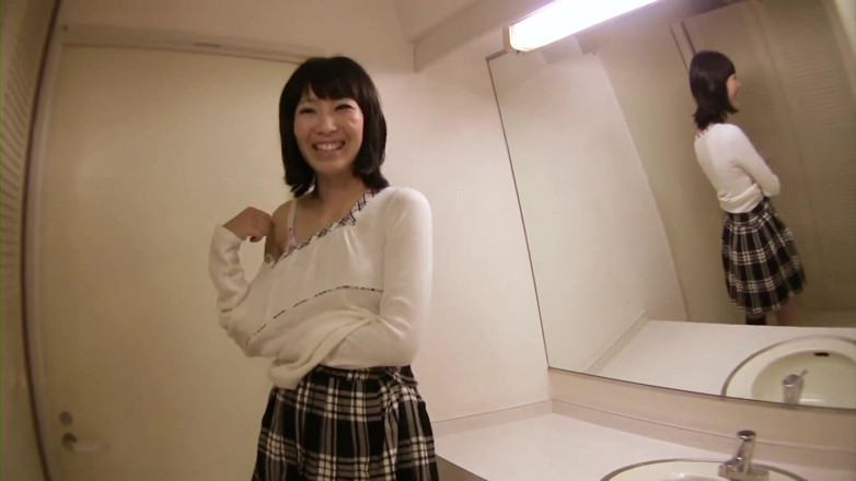Asian Mature Climax: Pequena peituda asiática morena drena pau no banheiro