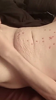 Cera de vela caliente en mi cuerpo y polla mientras me corro