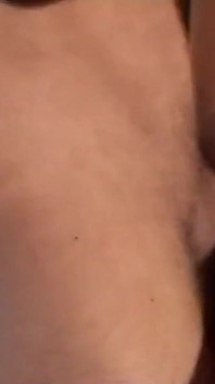 Sexy flaca milf en lencería disfruta de una enorme polla en el coño que luego se corre en su boca