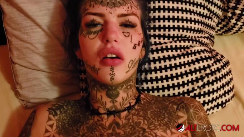 Alt Erotic: La bellezza tatuata Amber luke brama un grosso cazzo