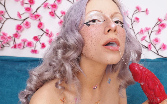 Vasya Sylvia: Pirang panas bermain dengannya dan memolesnya sampai akhir!