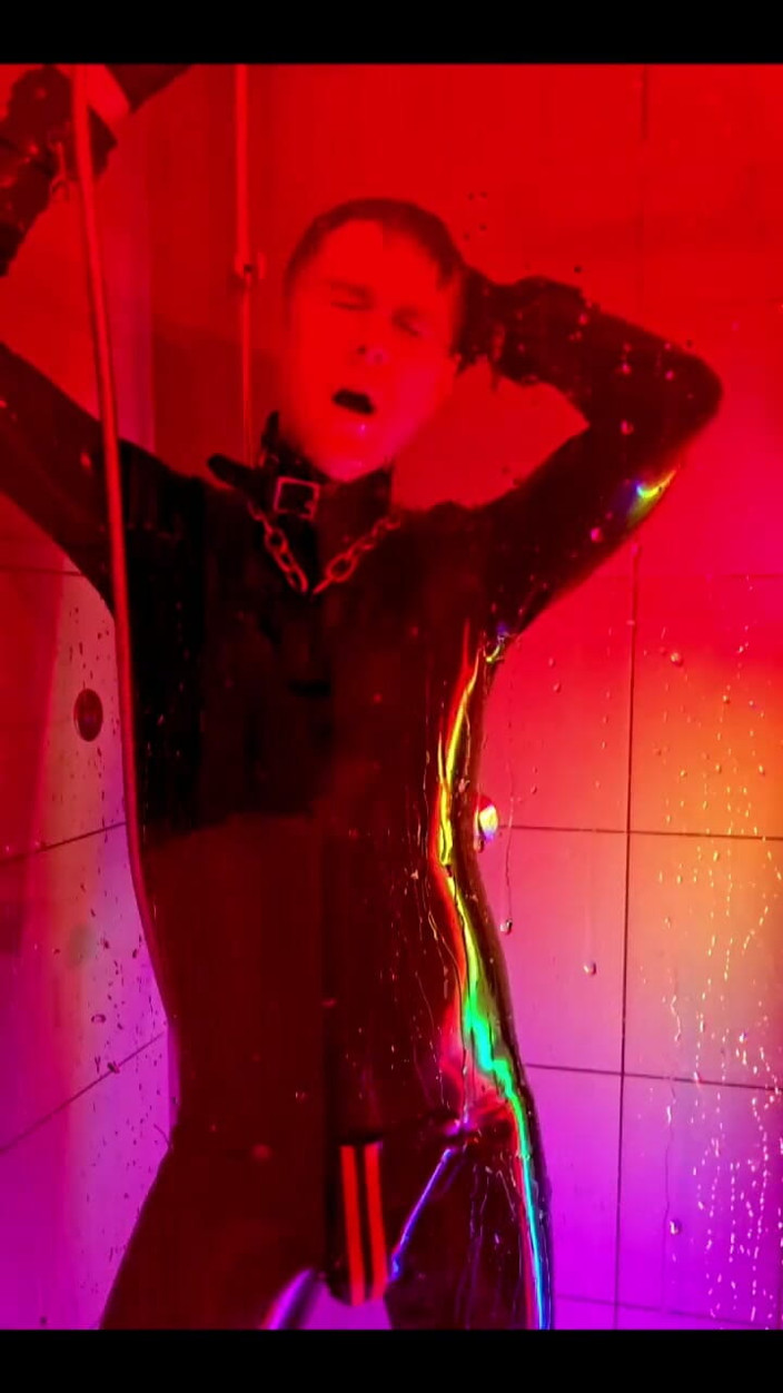 Roman Heart: Shower in Rubber 