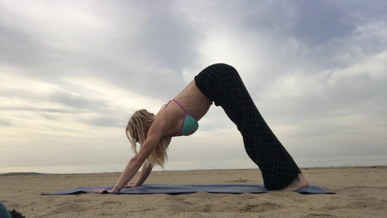 Serene Siren: Yoga di pantai pakai bikini top