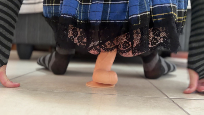 Kinky Princess: Einen dildo in einem minirock reiten