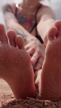 Adore mes pieds sur une plage publique et obtiens ma permission d’éjaculer
