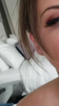 素晴らしいボディの大きなおっぱい熟女エミリー・アディソンクソハードコック