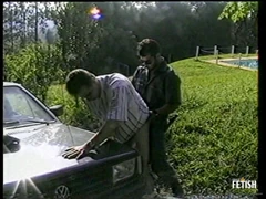 Gay ochranka zastaví muže a šuká jeho těsný zadek v autě