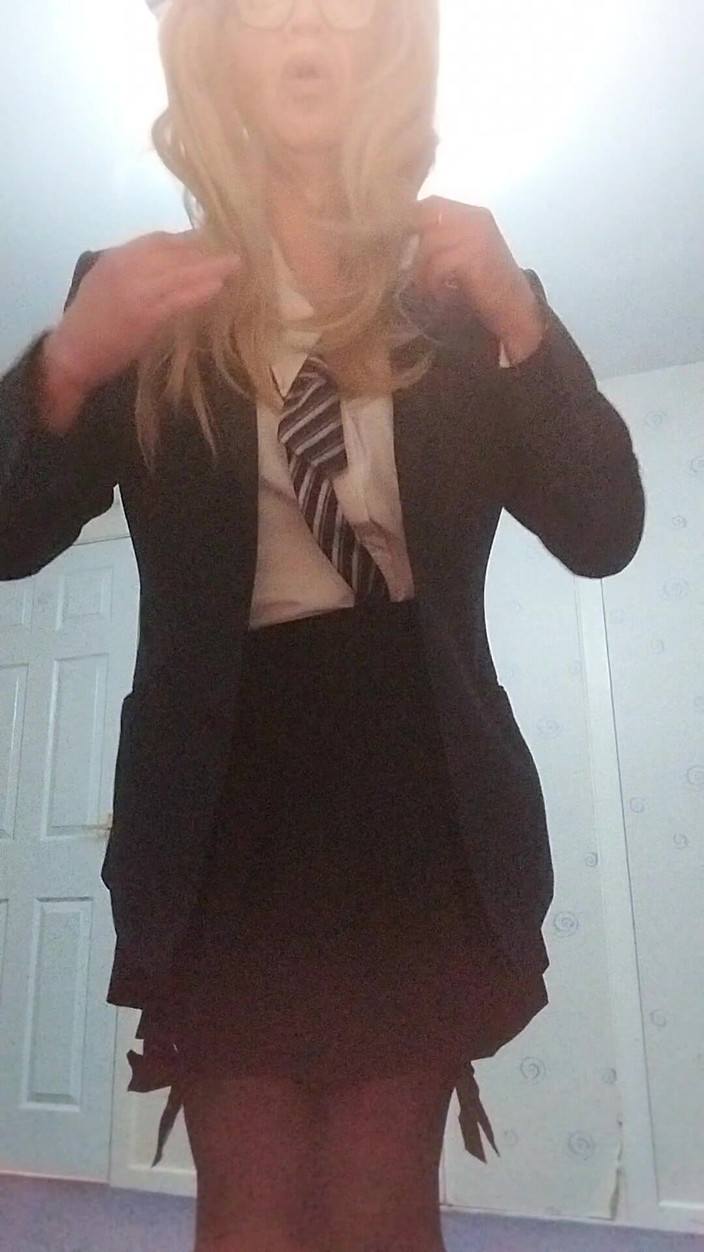 Cindy Belfast: Cindy adore son uniforme