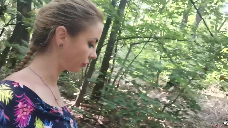 Wet Kelly: Tante seksi ini suka kencing di hutan