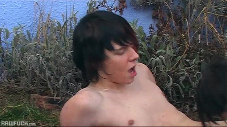 Raw Fuck: Emo delikanlılar yüklerini çıkarıyor