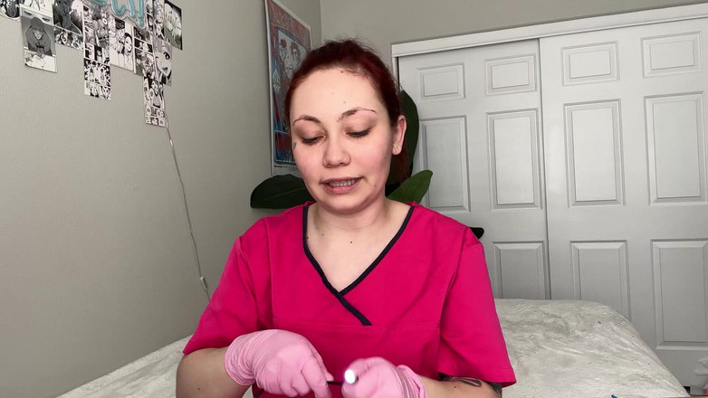 Lenna Lux: Expérience de rétrécissement d’une infirmière géante