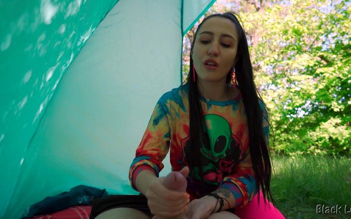 YSP Studio: Brunetka hippie dělá venkovní honění zdarma