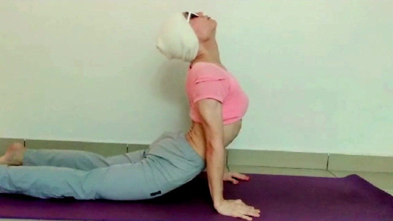 KamenKnight: Sissy Nud Yoga Întindere la domiciliu în poze freestyle aleatoriu