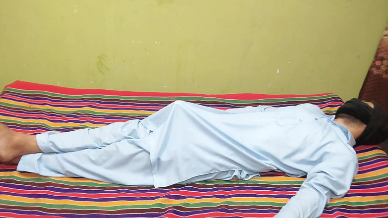 Gullnazkhan: Une tatie desi indienne s’assoit sur la bite de son...