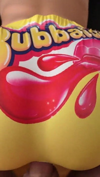 Une fille à gros cul se fait baiser dans un short bubbaloo