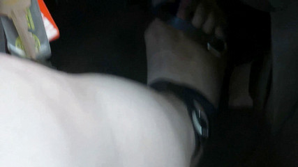 BBW nurse Vicki adventures with friends: Gaza basarken ve pedalları kırarken sandaletli ayaklarımın yakın çekimi!