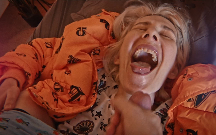 KinkyHome: Skutečná Dívka Saje Ptáka a Chytá Sperma