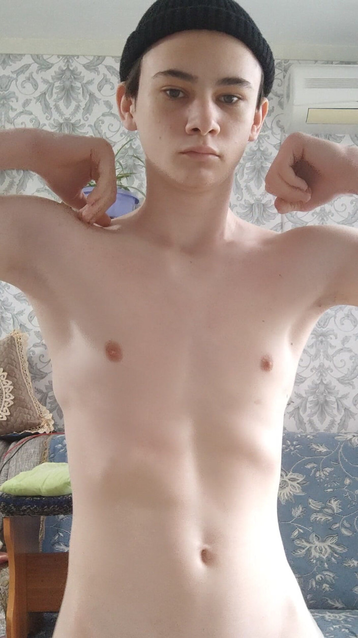 Ethan Alpha: गर्म फ्लेक्सिंग मांसपेशियों का शरीर