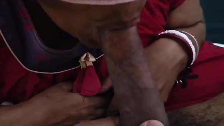 bengalihousewife: Indická bengálská žena v domácnosti Boudi saje manželova přítele obrovské černé péro