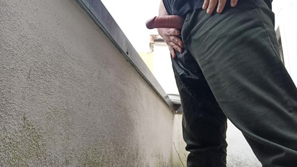 Kinky Guy: Čůrání na balkóně při sledování lidí venku